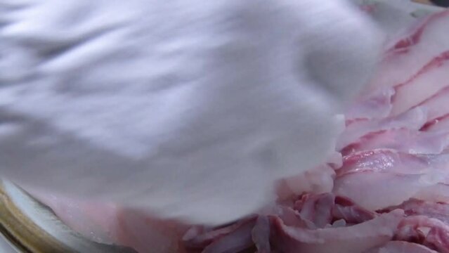 참숭어 살을 부위에 따라 포를 뜨고 채를 썰어 접시에 담은 숭어회