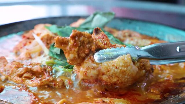 매콤한 국물에 보글보글 끓고 있는 국물 닭갈비의 부드러운 살코기