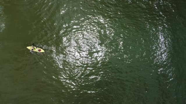 Vis&atilde;o a&eacute;rea de um casal em uma canoa no mar da praia de Bora Bora em S&atilde;o Sebasti&atilde;o, S&atilde;o Paulo, Brasil