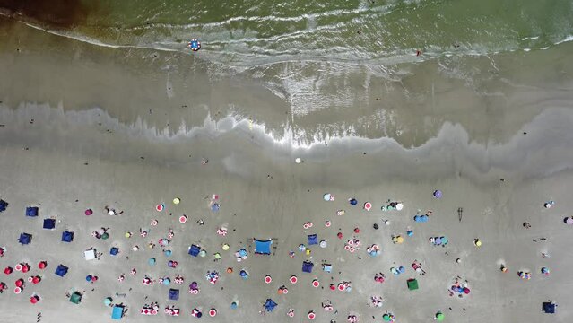 Visão aérea das onda e orla da praia de Bora Bora em São Sebastião, São Paulo, Brasil