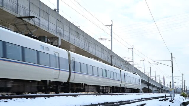 北陸新幹線敦賀延伸前の北陸本線を走る特急サンダーバード （北陸本線 金沢 - 西金沢, 2023年12月）