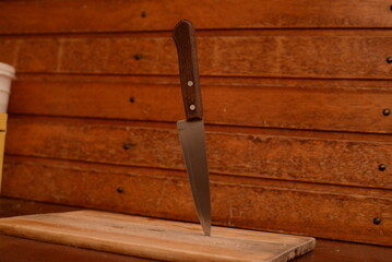 Faca afiada de madeira no churrasco