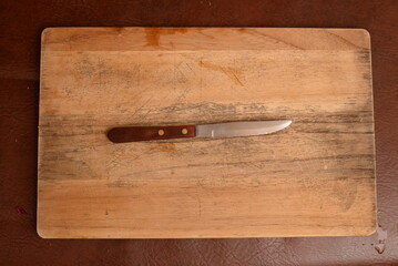 Faca de cozinha com cabo de madeira