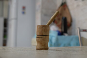 Pilão de madeira, Pilão em cima da mesa, Pilão para socar temperos