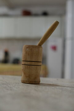 Pil&atilde;o de madeira, Pil&atilde;o em cima da mesa, Pil&atilde;o para socar temperos