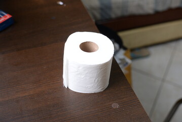 Papel higiênico branco em cima da mesa de madeira, rolo de papel higiênico 