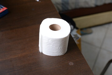 Papel higiênico branco em cima da mesa de madeira, rolo de papel higiênico 