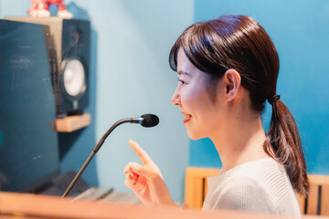 ラジオ番組で話す女性アナウンサー