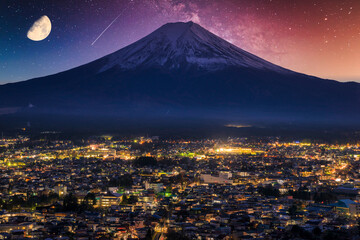 富士吉田市より見た富士山に月合成