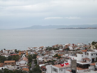 La paz del mar en un día nublado