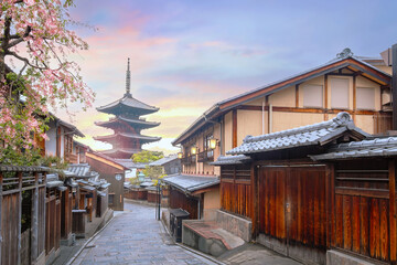 Fototapeta premium The Yasaka Pagoda in Kyoto, Japan during full bloom cherry blossom in spring
