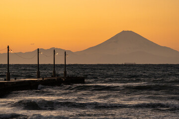 夕暮れの岡本桟橋(原岡桟橋)と富士山・千葉県