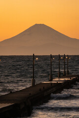 夕暮れの岡本桟橋(原岡桟橋)と富士山・千葉県