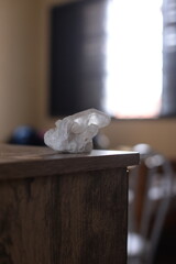 Pedra quartzo branco em cima da mesa de madeira no quarto a luz do dia - obrazy, fototapety, plakaty