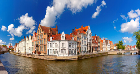 Fototapeta premium Sunny Bruges canal Spiegelrei with beautiful medieval houses, Belgium