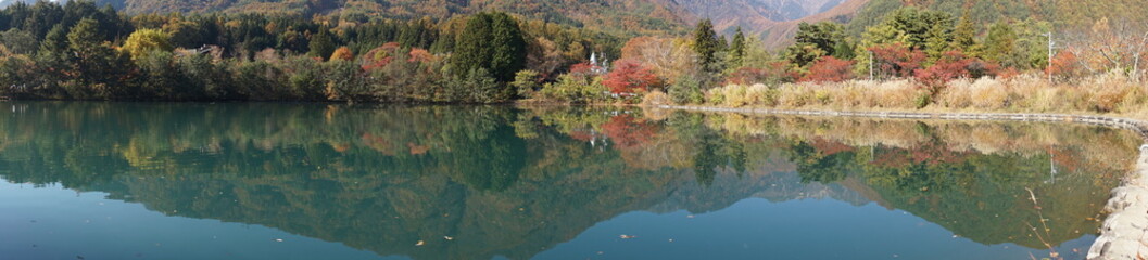 中央アルプス　駒ケ根高原　水鏡の紅葉のパノラマ