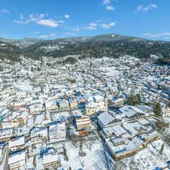 Bodenmais in der Arber-Region, Blick über den winterlichen Marktplatz zum Großen Arber