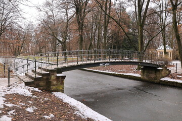 Fototapeta na wymiar Blick in den Winterlichen Schlosspark im Zentrum von Bayreuth in Bayern 