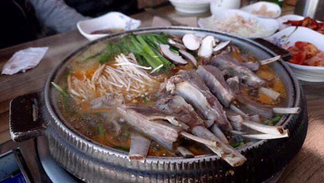 전골에 염소 그림을 넣고 뜨겁게 끓인 한국의 건강한 전통 음식