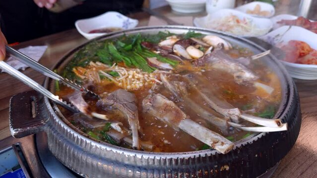 전골에 염소 그림을 넣고 뜨겁게 끓인 한국의 건강한 전통 음식