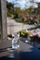 カフェのテラス席に置かれたお冷