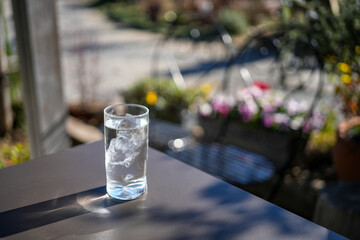カフェのテラス席に置かれたお冷