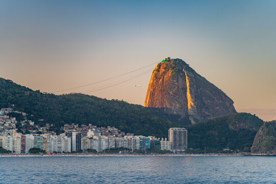 Dramatic Sunset Over the Iconic Sugarloaf Mountain