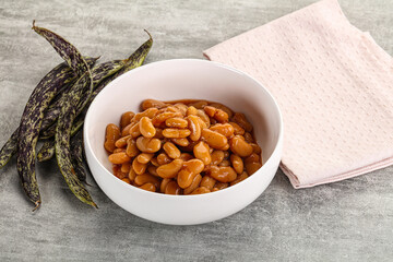 Canned white bean in tomato sauce