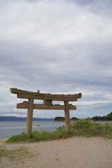 日本の香川県にある直島の海に向いて立つ恵比寿神社の鳥居