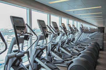 Moderne Fitnessgeräte in Sportstudio auf Kreuzfahrtschiff - Modern cardio fitness equipment...
