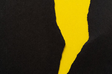 破れた黒い紙に黄色背景 - obrazy, fototapety, plakaty