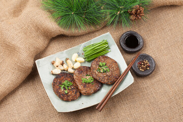 A dish made by mincing rib meat, seasoning it, and then placing it on the rib bone and grilling it.