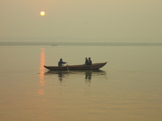 Sonnenuntergang auf dem Ganges bei Varanasi / Indien