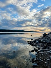 Reflet des nuages sur lac
