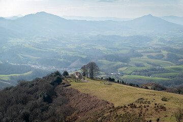 Santuário de Nossa Senhora do Espinho Branco e o calvário com as estelas e a cidade de Ainhoa ao...