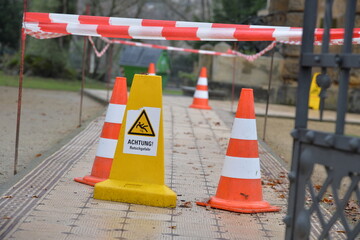 hinweis schutz baustelle achtung rutschig gestreut winter  rutschig