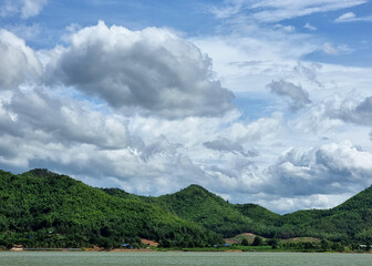 Obraz premium The landscape of the mountain with the reservoir on clouds on the blue sky background