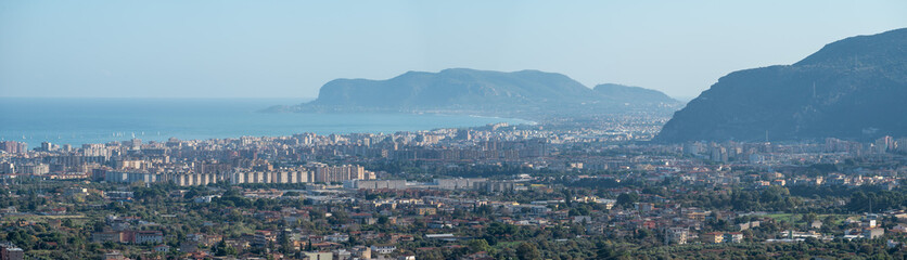 Obraz premium Extra large panoramic view over the hills and the valley around the village Monreale, Italy