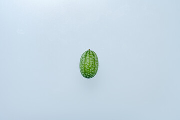 マイクロきゅうりを一粒配置した切り抜き用俯瞰撮影