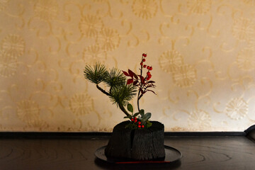 和室に飾られたお正月アレンジの花