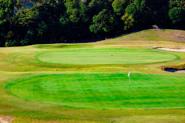 Obraz premium 爽やかな青空のゴルフ場・ロングコースの鮮やかなグリーンとコース（神奈川県湯河原町）