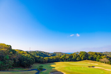 爽やかな青空のゴルフ場・丘のロングコースを海を眺めながらラウンド（神奈川県湯河原町）
 - obrazy, fototapety, plakaty