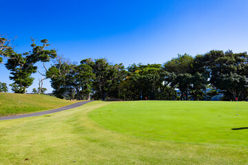 爽やかな青空のゴルフ場・ティーイングエリアのスタート地点とコース（神奈川県湯河原町）