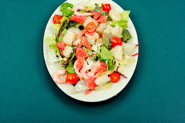 Salad with pomelo, shrimp and greens.