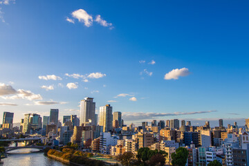 Fototapeta na wymiar 大阪市中央区大手前から見た夕暮れの大阪の街