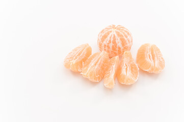 immagine con primo piano di frutti di arancia, clementina su superficie bianca