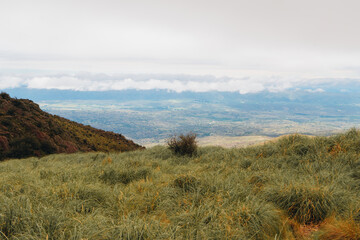 Vista panoramica montañas verdes 