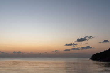 夕暮れの凪の海岸