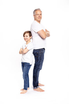 Vater und Sohn im Studio Portrait Ganzk&ouml;rper anlehnend