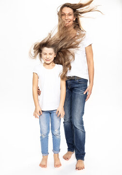 M&auml;dchen und Frau Gnazk&ouml;rper im Studio weiss angezogen mit fliegenden Haaren